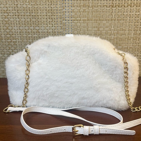 🌟HP🌟Isach Mizrahi New York Winter White Faux Fur & Gold Chain Convertible Bag - Picture 2 of 15